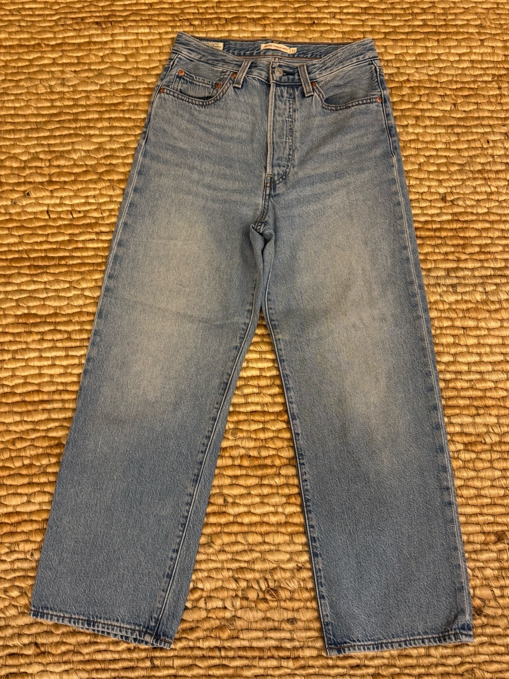 Levi's Ribcage Straight Ankle in medium wash size 27